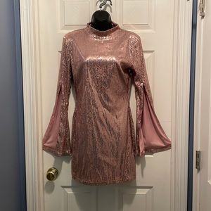 Shimmer mini dress 🤍🩷